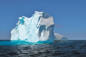 Eisberg schwimmt im Wasser